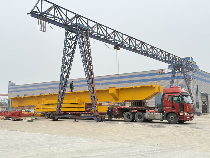 歐式包廂雙主梁門式起重機(jī) MG30/5t-22m 制作完成 裝車發(fā)出